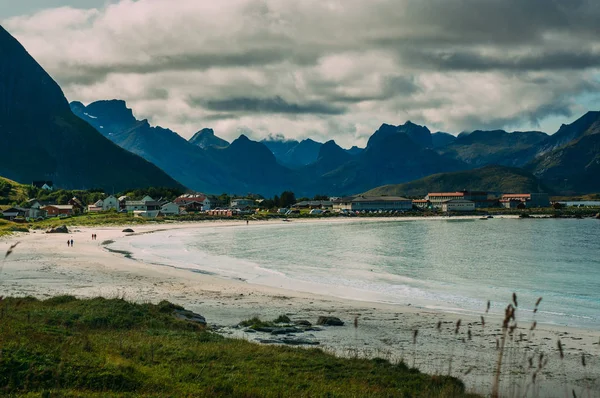 Gyönyörű Kilátás Ramberg Fehér Homokos Strand Hegyek Szigetek Lofoten Norvégia — Stock Fotó
