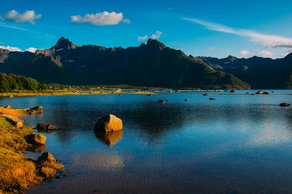 Gyönyörű Kilátás Hegység Közelében Grunnforfjord Szigetek Lofoten Norvégia — Stock Fotó