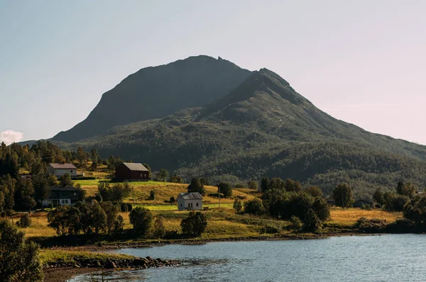 Családi Házak Hegyek Közelében Holmstad Szigetek Lofoten Norvégia — Stock Fotó