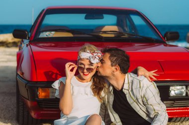 Kırmızı araba, sahil Malta önünde oturan genç Çift