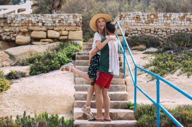 Gülümseyen güzel çift, erkekler tutan kadın ellerde, Gozo, Malta