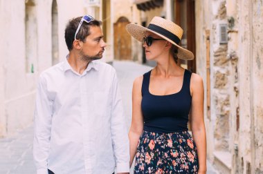Adam kadın tarafından eski şehir, Gozo, Malta elinde tutan