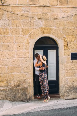 Eski Şehir, Gozo, Malta sokakta öpüşme kadın adam