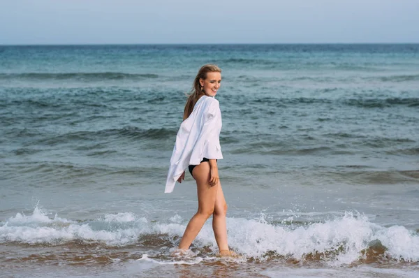 Mooie Lachende Vrouw Lopen Kustlijn Gozo Malta — Stockfoto