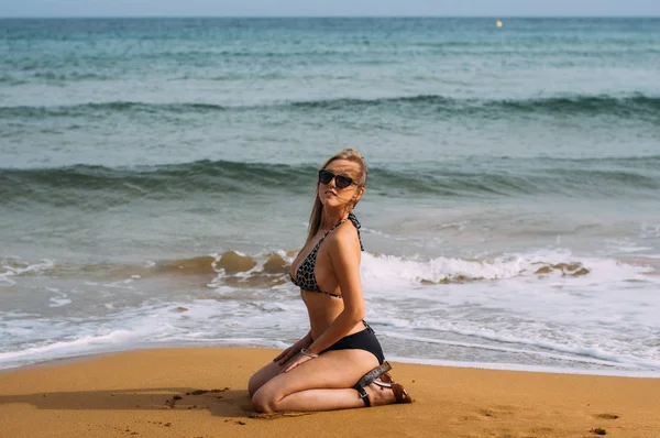 Beautiful Woman Sitting Coastline Gozo Malta — Stock Photo, Image