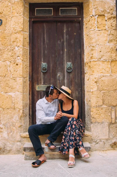Hombre Besando Una Mujer Ciudad Vieja Gozo Malta — Foto de Stock
