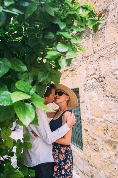 Uomo Baciare Donna Strada Nella Città Vecchia Gozo Malta — Foto Stock