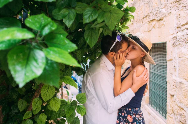 Uomo Baciare Donna Strada Nella Città Vecchia Gozo Malta — Foto Stock