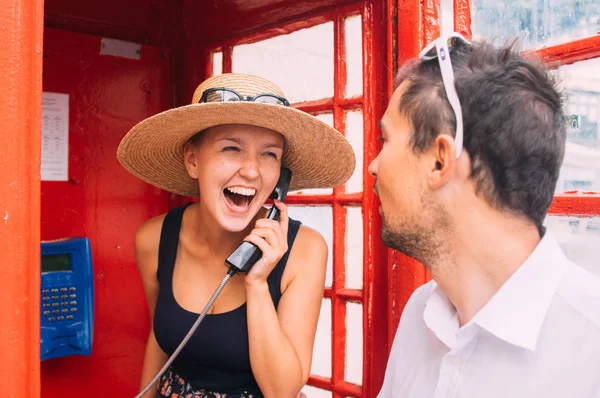 Kadın kırmızı kabinde, Gozo, Malta telefonla söz