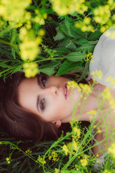 Retrato Una Joven Hermosa Chica Tendida Campo Flores Amarillas Mirando — Foto de Stock