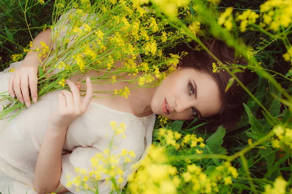 Портрет Молодой Красивой Девушки Лежащей Поле Желтых Цветов Букетом Руке — стоковое фото