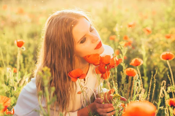 Mooi Meisje Met Gesloten Ogen Het Veld Klaproos Bloemen — Stockfoto