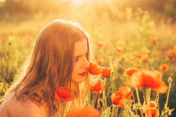 Mooi Meisje Het Veld Met Poppy Bloemen — Stockfoto
