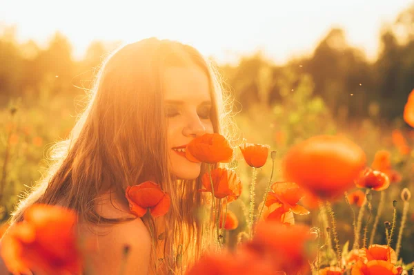 Mooi Meisje Het Veld Snuiven Poppy Bloem — Stockfoto