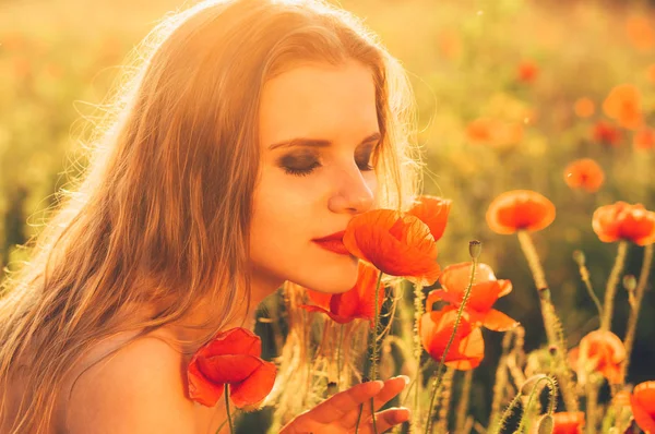 Mooi Meisje Het Veld Snuiven Poppy Bloem — Stockfoto