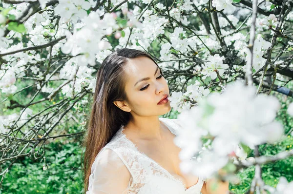 Portret Van Een Jong Meisje Witte Jurk Bloesem Apple Tuin — Stockfoto