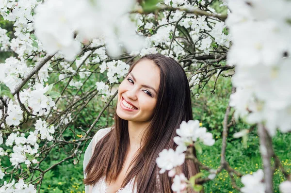 Portret Van Lachende Jong Meisje Witte Jurk Bloesem Apple Tuin — Stockfoto