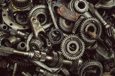 Bir sürü kırık dişliler ve çöp kutusunda milleri