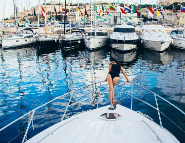 Yatta, Malta cephesinde kalan genç güzel kız