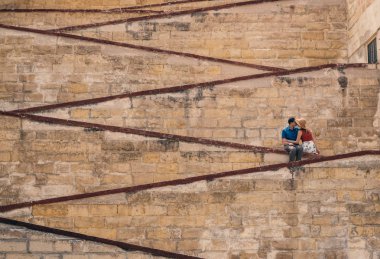 Surların üzerinde kadınla öpüşürken adam eski şehir Threee şehirler, Malta