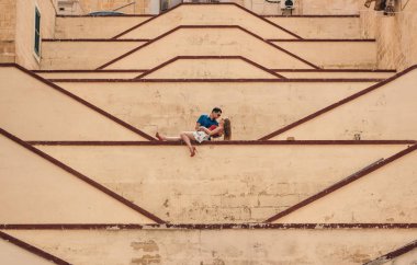 Erkek ve kadın Threee şehirler, Malta eski şehir şehir surları üzerinde