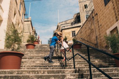 Yürüyüş ve sokak, eski şehrin Threee şehirler, Malta merdivenlerde öpüşme kadın ve erkek