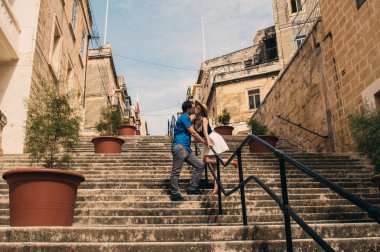 Yürüyüş ve sokak, eski şehrin Threee şehirler, Malta merdivenlerde öpüşme kadın ve erkek