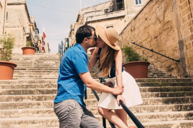 Yürüyüş ve sokak, eski şehrin Threee şehirler, Malta merdivenlerde öpüşme kadın ve erkek
