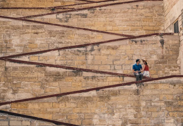 Hombre Con Mujer Sentada Las Murallas Ciudad Ciudad Vieja Las — Foto de Stock