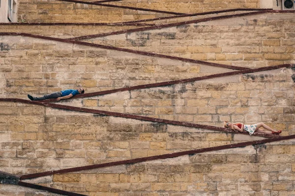 Uomo Donna Adagiati Sulle Mura Della Città Vecchia Delle Tre — Foto Stock