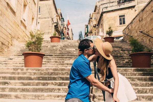 Yürüyüş Sokak Eski Şehrin Threee Şehirler Malta Merdivenlerde Öpüşme Kadın — Stok fotoğraf