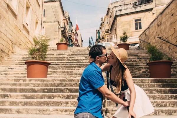 男と女の歩くと通り 古い都市の Threee マルタに階段でキス — ストック写真
