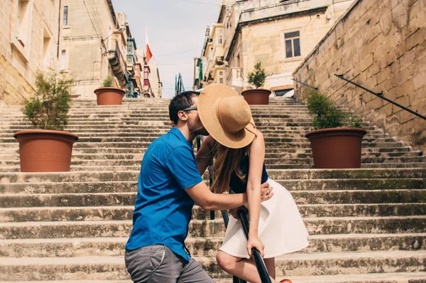 男と女の歩くと通り 古い都市の Threee マルタに階段でキス — ストック写真