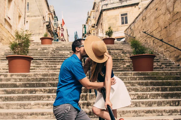 Uomo Donna Che Camminano Baciano Sulle Scale Della Strada Città — Foto Stock