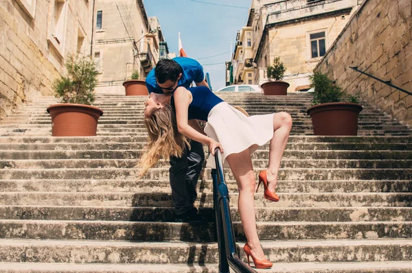 Άνδρας Και Γυναίκα Περπάτημα Και Φιλιά Στις Σκάλες Στην Οδό — Φωτογραφία Αρχείου