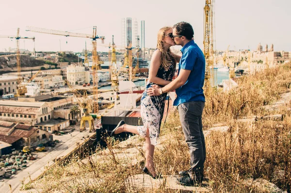 Hombre Mujer Besándose Grúas Muelles Fondo Malta — Foto de Stock