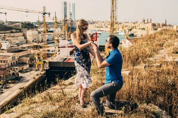 Hombre Mujer Caminando Grúas Muelles Fondo Malta — Foto de Stock