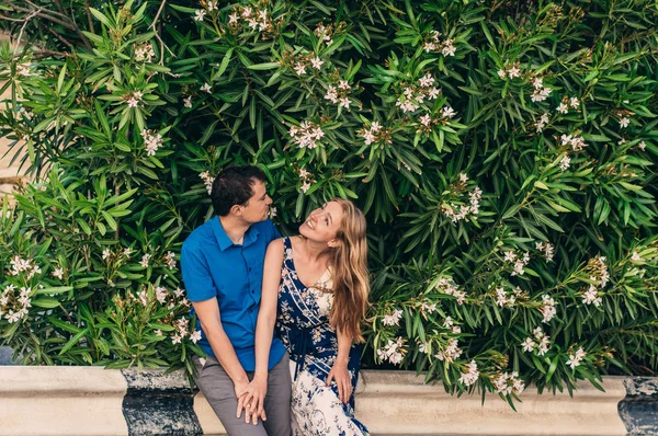 Hombre Mujer Sentados Juntos Ghar Lapsi Malta — Foto de Stock