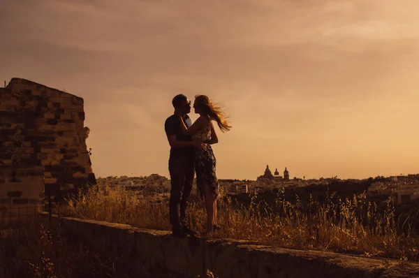 Hombre Mujer Caminando Atardecer Grúas Muelles Fondo Malta — Foto de Stock