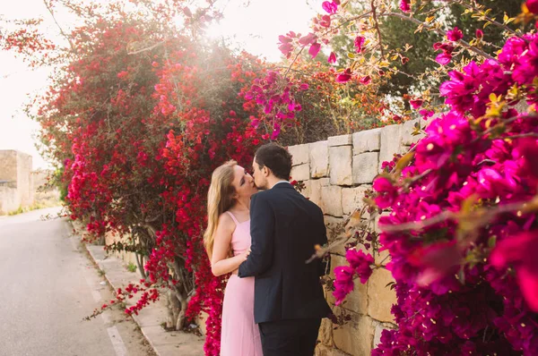 Hombre Mujer Juntos Caminando Besándose Campo Malta — Foto de Stock