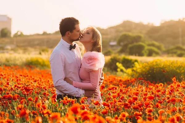 男性と女性を受け入れ 夕暮れ 田舎マルタにケシ畑のキス — ストック写真