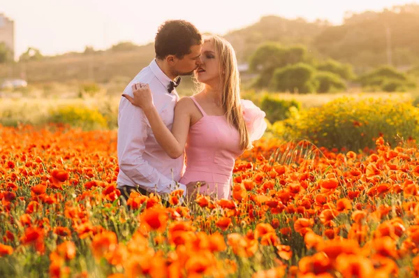 Homem Mulher Abraçando Beijando Campo Papoula Crepúsculo Campo Malta — Fotografia de Stock