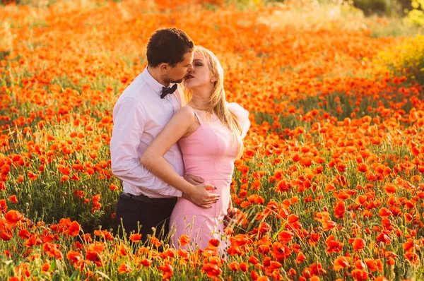 男性と女性を受け入れ 夕暮れ 田舎マルタにケシ畑のキス — ストック写真