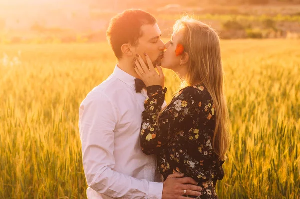 Homem Mulher Olhos Fechados Abraçando Beijando Campo Trigo Crepúsculo Campo — Fotografia de Stock