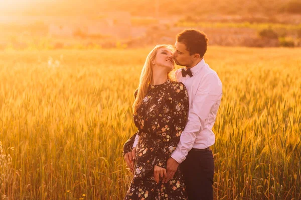 Homem Mulher Olhos Fechados Abraçando Beijando Campo Trigo Crepúsculo Campo — Fotografia de Stock