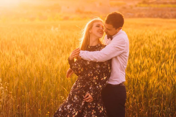 Homme Femme Embrassant Dans Champ Blé Crépuscule Campagne Malte — Photo