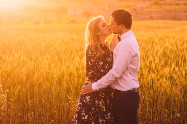 Homem Mulher Abraçando Beijando Campo Trigo Crepúsculo Campo Malta — Fotografia de Stock