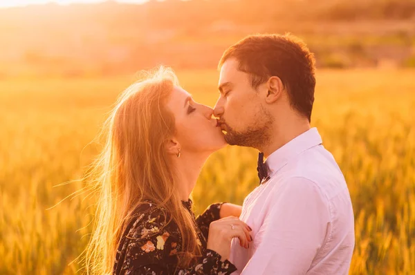 Άνδρας Και Γυναίκα Κλειστά Μάτια Αγκαλιάζουν Πεδίο Παπαρούνας Για Σούρουπο — Φωτογραφία Αρχείου