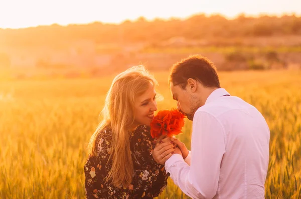 Homme Femme Sentent Bouquet Coquelicots Dans Champ Blé Crépuscule Malte — Photo