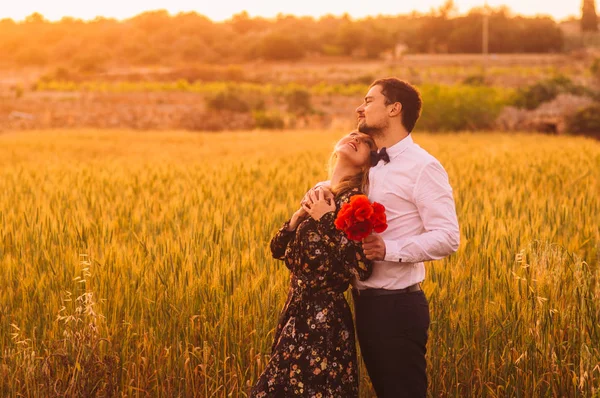 Homem Mulher Com Buquê Papoilas Campo Trigo Entardecer Malta — Fotografia de Stock